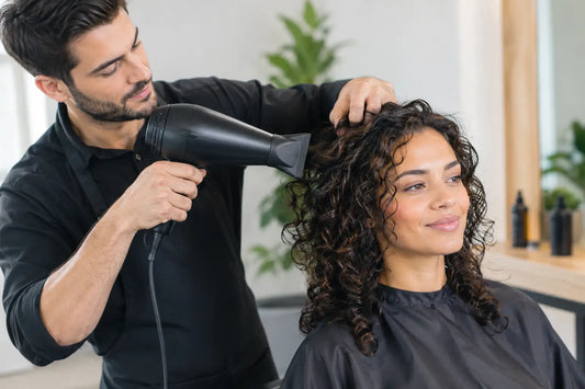 Cómo secar cabello rizado sin frizz y con definición